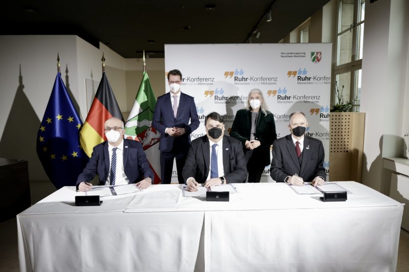 Die drei Rektorn unterschreiben den erweiterten Kooperationsvertrag zur Research Alliance Ruhr im Beisein von Ministerpräsident Hendrik Wüst und Wissenschaftsministerin Isabel Pfeiffer-Poensgen