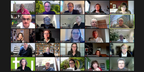 Das Bild zeigt einen Screenshot von einer Zoom-Konferenz.