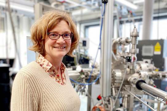 Portrait von Gabi Schierning in einem Labor