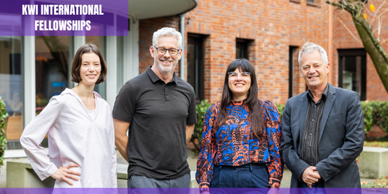 Vier Menschen stehen vor einem Gebäude