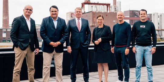 Gruppe von sechs Personen mit Rektorin und Rektoren der UA Ruhr-Universitäten, Vertretern der RAG-Stiftung und BRYCK