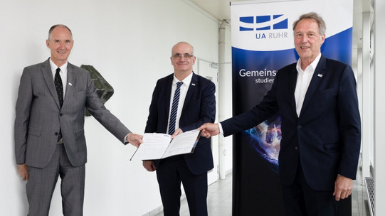 July 7, 2021: Starting signal for the Research Alliance Ruhr Three men in suits present certificate