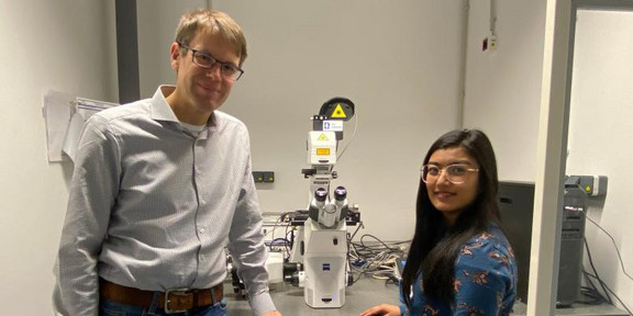 Zwei Menschen stehe im Labor.