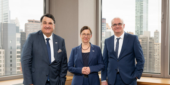 Photo of the three UA Ruhr Rectors Paul (left) and Bayer (right) and Rector Albert (middle), taken in a corner office in front of a skyscraper backdrop in New York