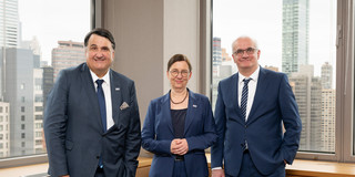 Foto der drei UA Ruhr-Rektoren Paul (li.) und Bayer (r.) sowie -Rektorin Albert (m.), aufgenommen in einem Eck-Büro vor Wolkenkratzer-Kulisse in New York