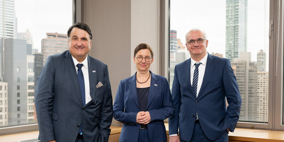 Foto der drei UA Ruhr-Rektoren Paul (li.) und Bayer (r.) sowie -Rektorin Albert (m.), aufgenommen in einem Eck-Büro vor Wolkenkratzer-Kulisse in New York