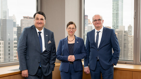Photo of the three UA Ruhr Rectors Paul (left) and Bayer (right) and Rector Albert (middle), taken in a corner office in front of a skyscraper backdrop in New York