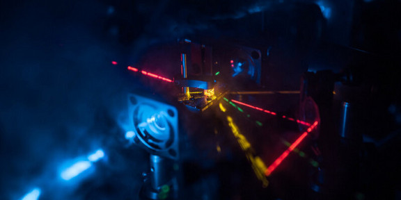 Nahaufnahme eines spektroskopischen Geräts. Zu sehen sind verschiedene Laserstrahlen.