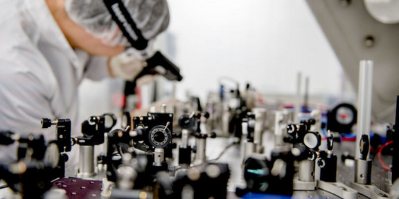 Physiker, der im Labor Laser für ein Experiment anordnet 