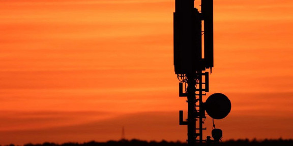 80transmitting-antenna-pixabay-4590619.jpg Das Bild zeigt eine Antenne im rötlichen Abendlicht.