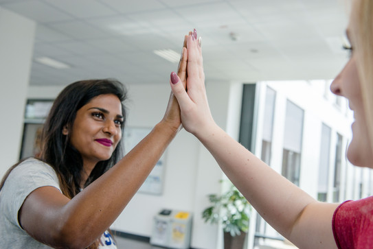 High Five High Five zwischen zwei Frauen