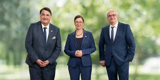 Die drei Rektoren/in der UA Ruhr vor grünem Hintergrund.