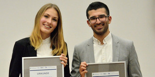 Die Preisträger*innen des Förderpreis halten eine Urkunde in der Hand und lächeln in die Kamera.