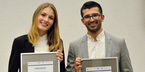 Die Preisträger*innen des Förderpreis halten eine Urkunde in der Hand und lächeln in die Kamera.