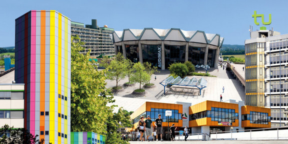 Eine Foto-Collage aus markanten Bauwerken der drei Universitäten der UA Ruhr. Sie zeigt bunte Türme der Universität Duisburg-Essen, das Audimax der Ruhr-Universität Bochum und die Mensa und den Mathetower der TU Dortmund.