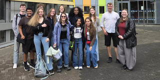 Gruppenphoto von Menschen vor einem Gebäude.