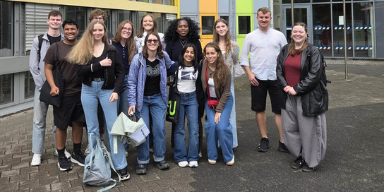 Gruppenphoto von Menschen vor einem Gebäude.