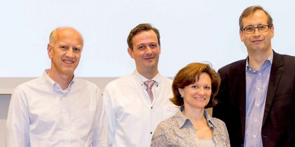 Foto: Ein Gruppenfoto mit den Autor*innen der Studie. Von links nach rechts: Die Autoren der Studie: Ulf Dittmer, Timm Westhoff, Nina Babel und Oliver Witzke.
