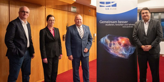 Gruppenfoto der Rektor*innen der UA Ruhr mit Josef Hovenjürgen