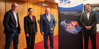 Gruppenfoto der Rektor*innen der UA Ruhr mit Josef Hovenjürgen