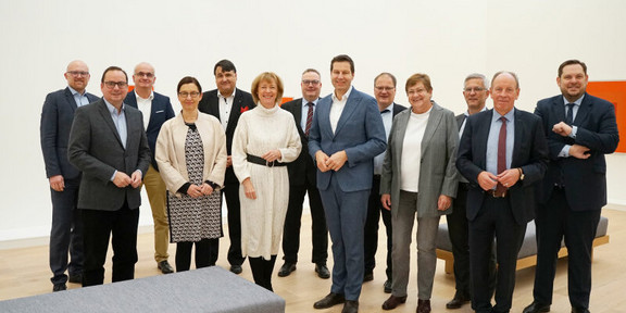Gruppenfoto mit vielen offiziell gekleideten Menschen