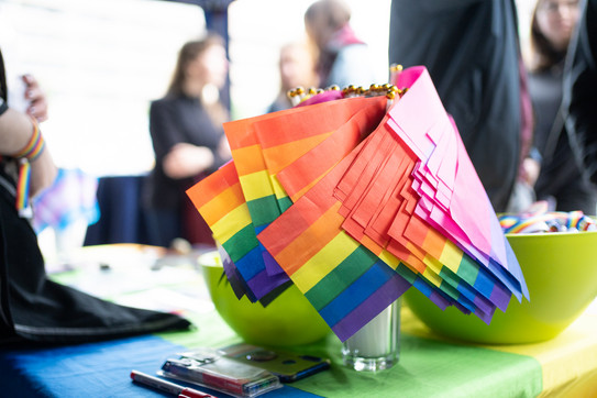 Diversität Regenbogen-Papier-Fähnchen auf einem Tisch