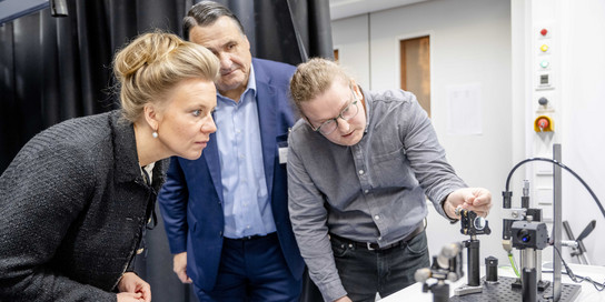 Drei Menschen im Labor