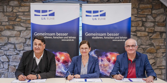 Three rectors sign a cooperation agreement.
