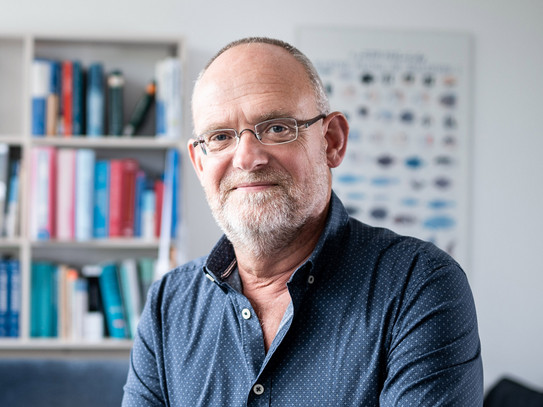 Portrait of Prof Dr Bernd Sures from the University of Duisburg-Essen in his office.
