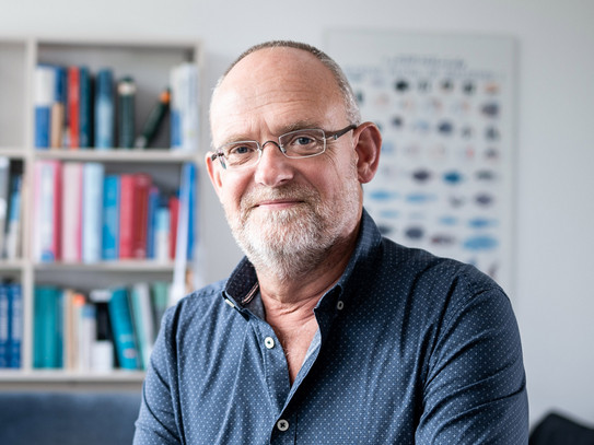 Portrait von Herrn Prof. Dr. Bernd Sures von der Universität Duisburg-Essen in seinem Büro.