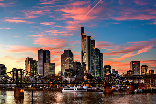 Skyline von Frankfurt am Main, im Vordergrund der Main mit einer Brücke, Abenddämmerung