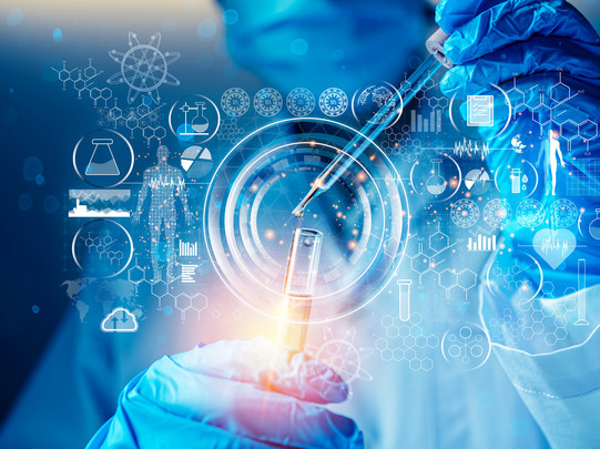 In blau gehaltene Foto-/Grafik-Kombination, auf der als Hauptmotiv eine Person in Laborbekleigung mit einer Pipette Flüssigkeit in ein Reagenzglas füllt. Vor dem Motiv sind zahlreiche Symbole und Icons aus der Chemie und anderen Wissenschaften abgebildet.
