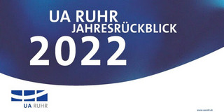 Blauer Hintergrund mit weißer Aufschrift "UA Ruhr Jahresrückblick 2022"