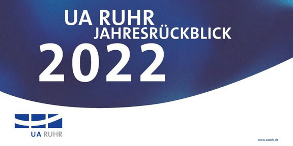 Blauer Hintergrund mit weißer Aufschrift "UA Ruhr Jahresrückblick 2022"