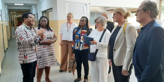 UDE-Delegation zu Gast in Ghana Eine Gruppe von Menschen steht in einem Flur.