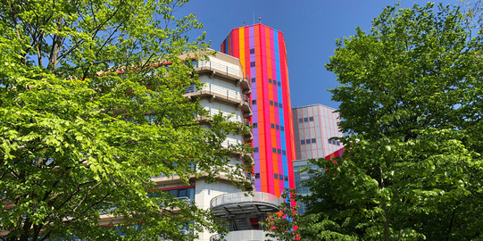 Foto des Campus Essen umrahmt von Bäumen