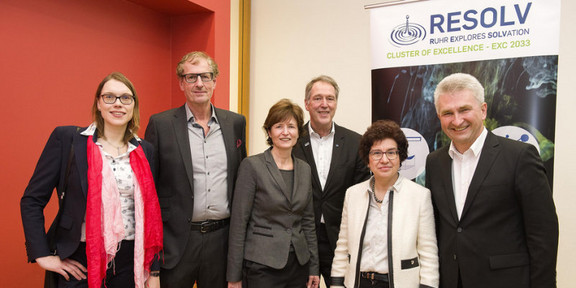 Das Foto zeigt Prof. Kristina Tschulik von der Ruhr-Universität Bochum, Albrecht Ehlers, Kanzler der TU Dortmund, Prof. Gabriele Sadowski, Prorektorin Forschung der TU Dortmund, Prof. Axel Schölmerich, Rektor der Ruhr-Universität Bochum, RESOLV-Sprecherin Prof. Martina Havenith und NRW-Wirtschaftsminister Prof. Andreas Pinkwart (v.l.).