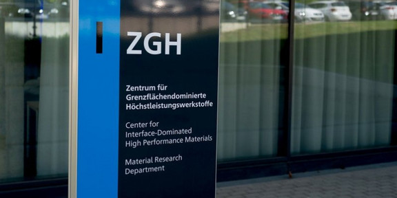 Schild mit der Aufschrift "ZGH - Zentrum für Grenzflächendominierte Höchstleistungswerkstoffe"