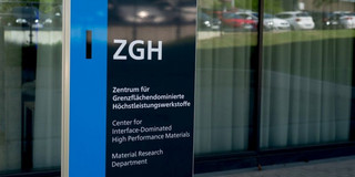 Schild mit der Aufschrift "ZGH - Zentrum für Grenzflächendominierte Höchstleistungswerkstoffe"