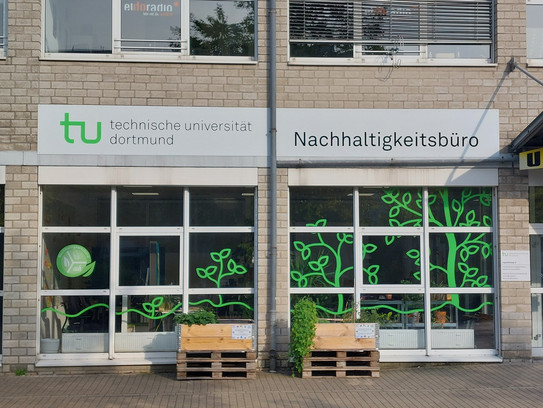 Das Dortmunder Nachhaltigkeitsbüro von außen Das Nachhaltigkeitsbüro der TU Dortmund: Palettenmöbel vor großen Glasfenstern