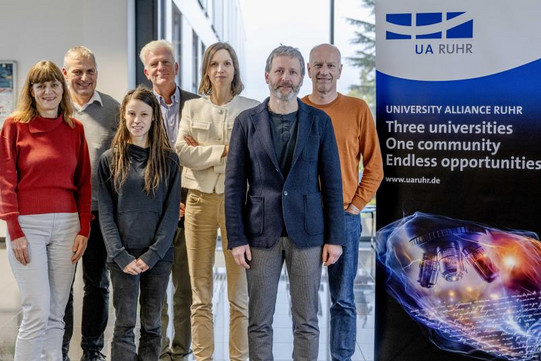 Sieben von neun Mitgliedern des Ethikrats (von links): Katja Ickstadt, Wolfgang Rhode, Karola Marky, Stefan Huster, Eva Weber-Guskar, Christian Neuhäuser und Ulf Dittmer. Nicht im Bild zu sehen sind Elsa Kirchner und Nicole Krämer.