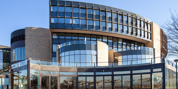 Ein Foto, das Landtagsgebäude des Landtags NRW in Düsseldorf zeigt.