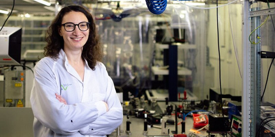 Clara Saraceno steht in ihrem Labor.