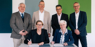 Gruppenfoto bei einer Unterzeichnung