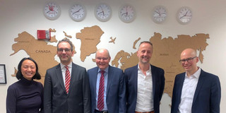 Das Foto zeigt Jenni Sutmoller (University of Cincinnati), Prof. Dr. Jens Gurr (Universität Duisburg-Essen), Prof. Dr. Rolf Parr (Universität Duisburg- Essen), Peter Rosenbaum (University Alliance Ruhr, New York), Dr. Thomas Küpper (Universität Duisburg-Essen).
