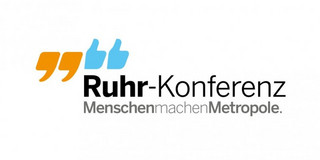 Logo der Ruhr-Konferenz: Das Logo zeigt zwei orange Daumen-Runter-Illustrationen und blaue Daumen-Hoch-Illustrationen. Daneben steht "Ruhr-Konferenz. Menschen machen Metropole"