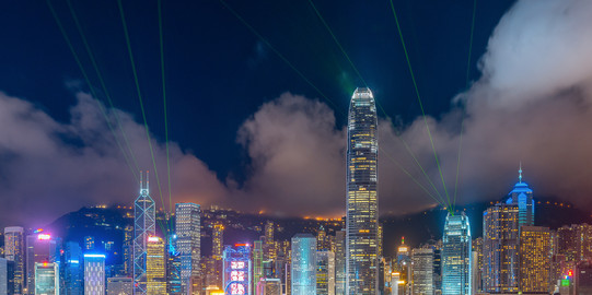 Nächtliche, bunte leuchtende Skyline von Hong Kong
