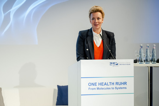 Ms Ina Brandes, Minister of Science of the State of North Rhine-Westphalia, stands at the lectern and gives a welcoming address at the opening ceremony of the Research Center One Health Ruhr in November 2024.