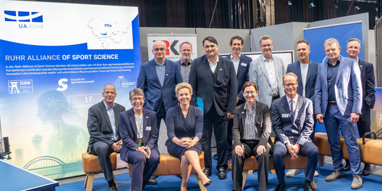 Gruppenfoto vor Plakaten