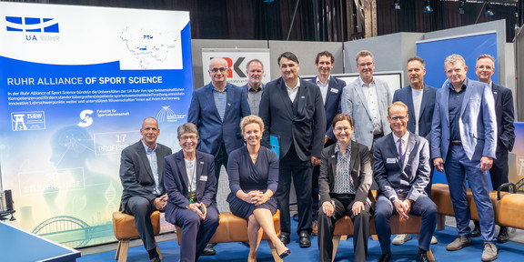 Gruppenfoto vor Plakaten
